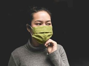 free-women-face-mask-mockup-(psd)