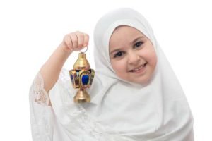 طفلة تحمل فانوس رمضان HD
